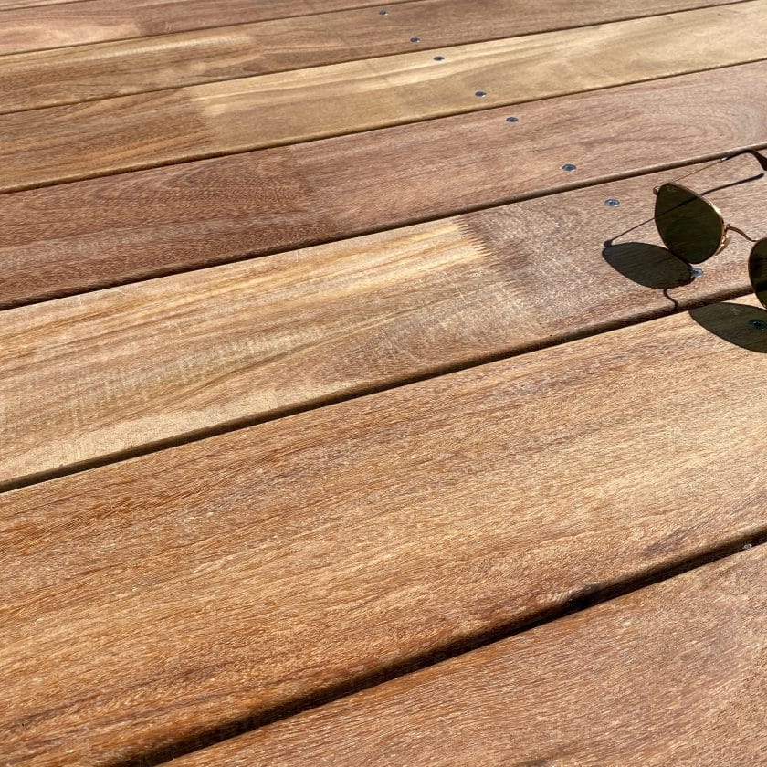 terrasse bois en aboute avec une paire de lunettes