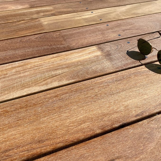terrasse bois en aboute avec une paire de lunettes