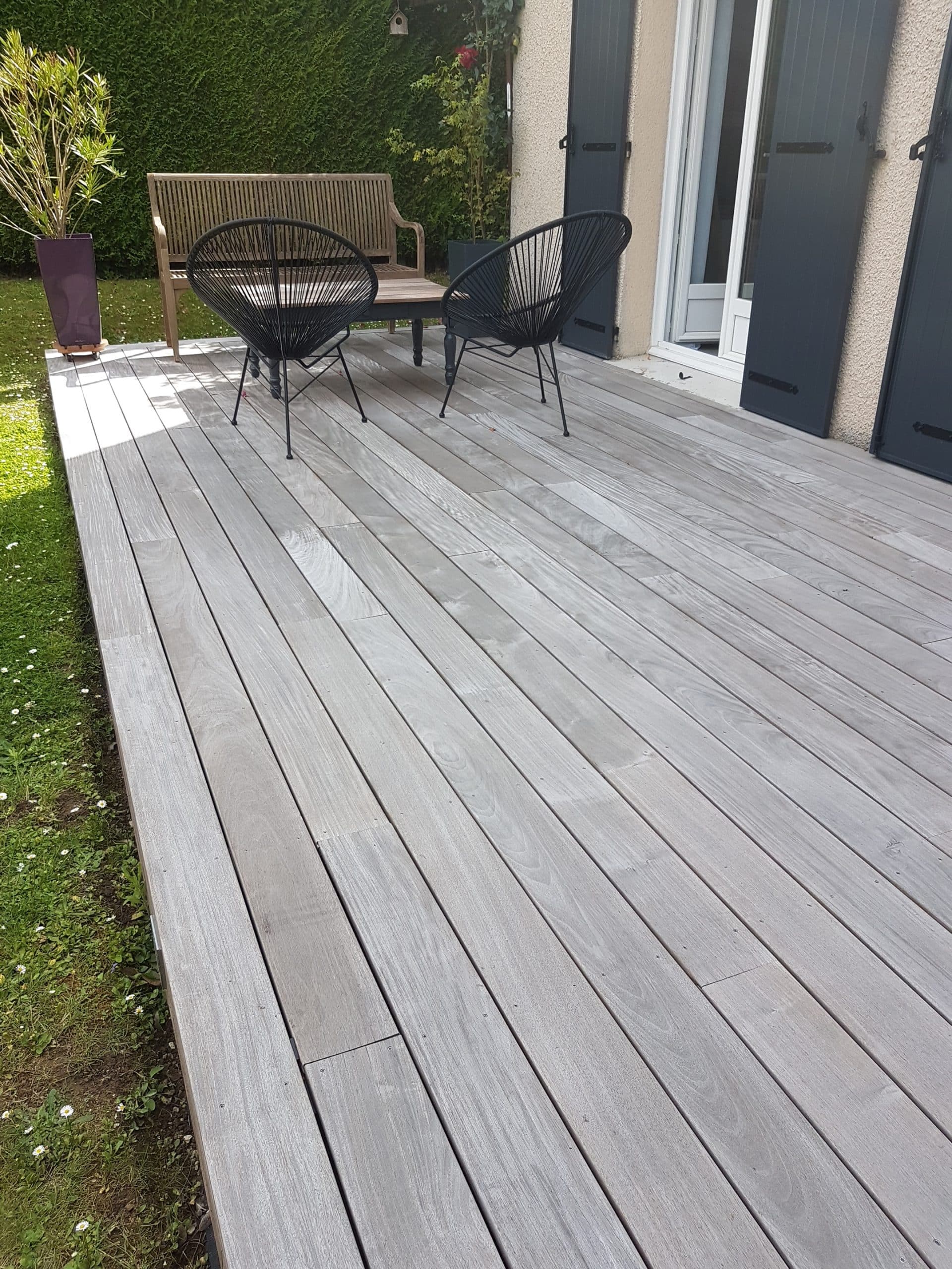Terrasse avec salon de jardin