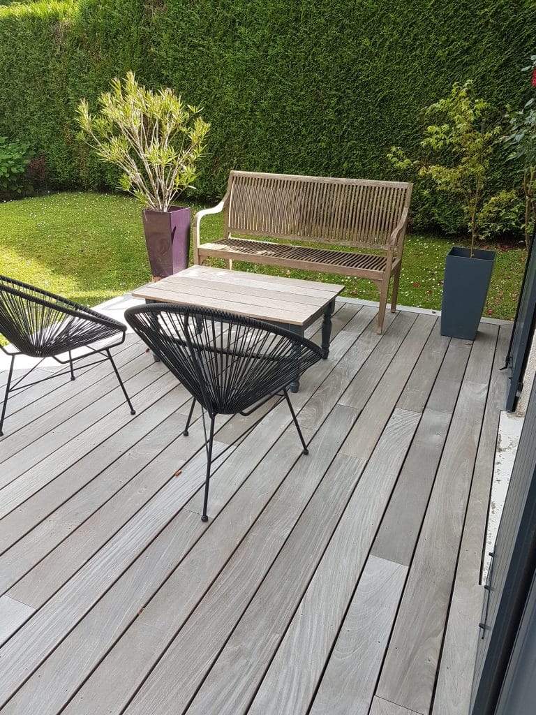 terrasse avec pot de fleur et salon de jardin