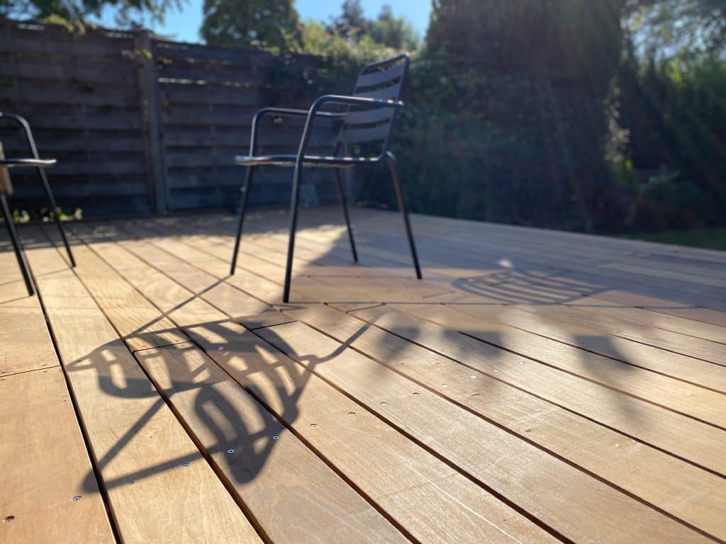 Terrasse en bois avec chaise noir