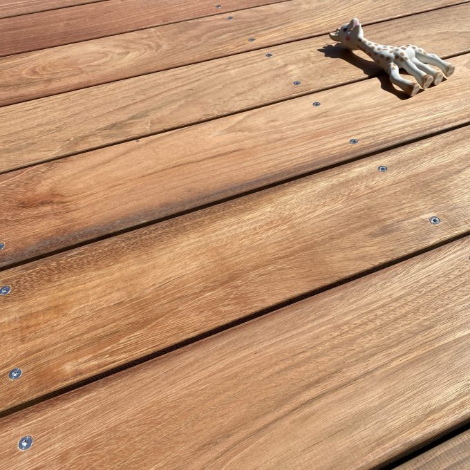 Platelage en pin sylvestre autoclave classe 3, lames de terrasse vissées, jouet girafe sur bois