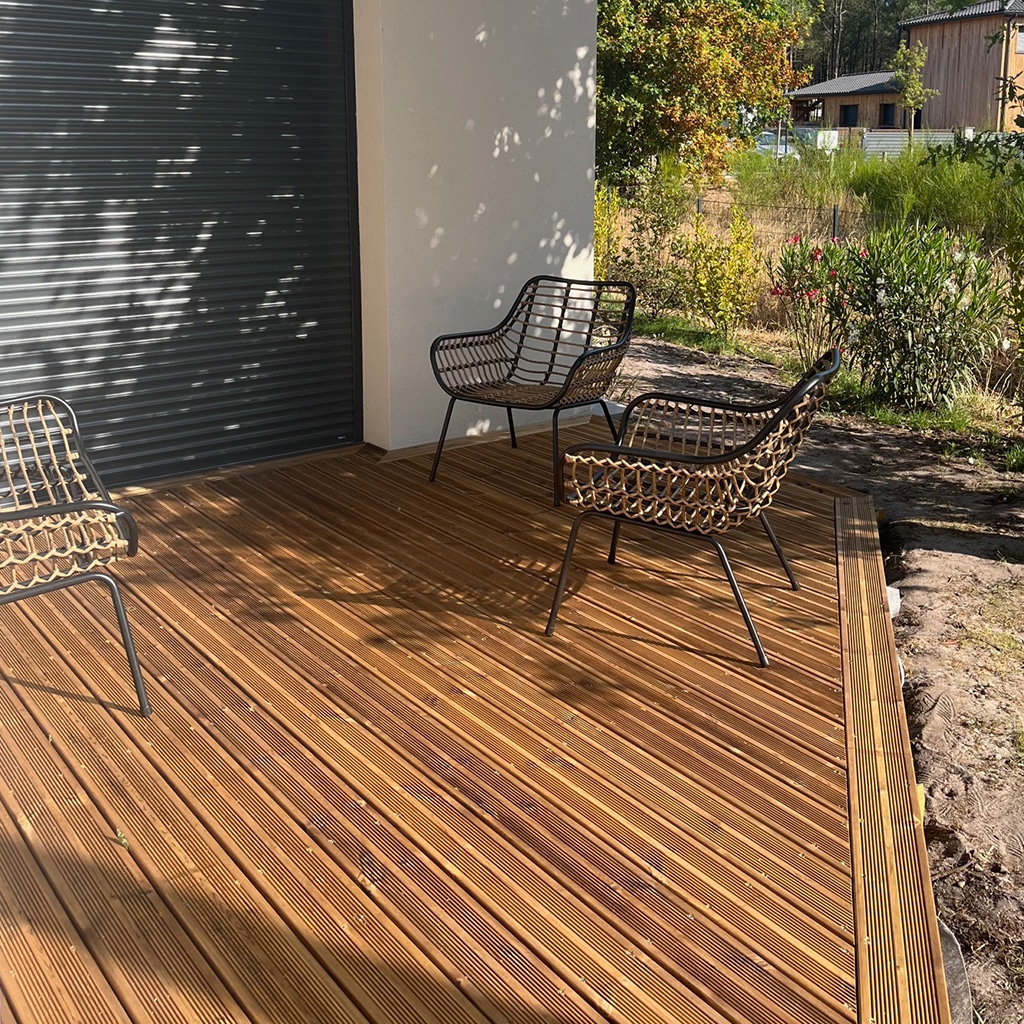 terrasse en bois, pin brun, salon extérieur, terrasse en bois à la rentrée, détente