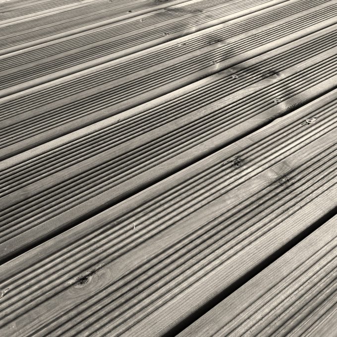 Lames de terrasse en pin sylvestre autoclave classe 3 avec finition rainurée pour extérieur