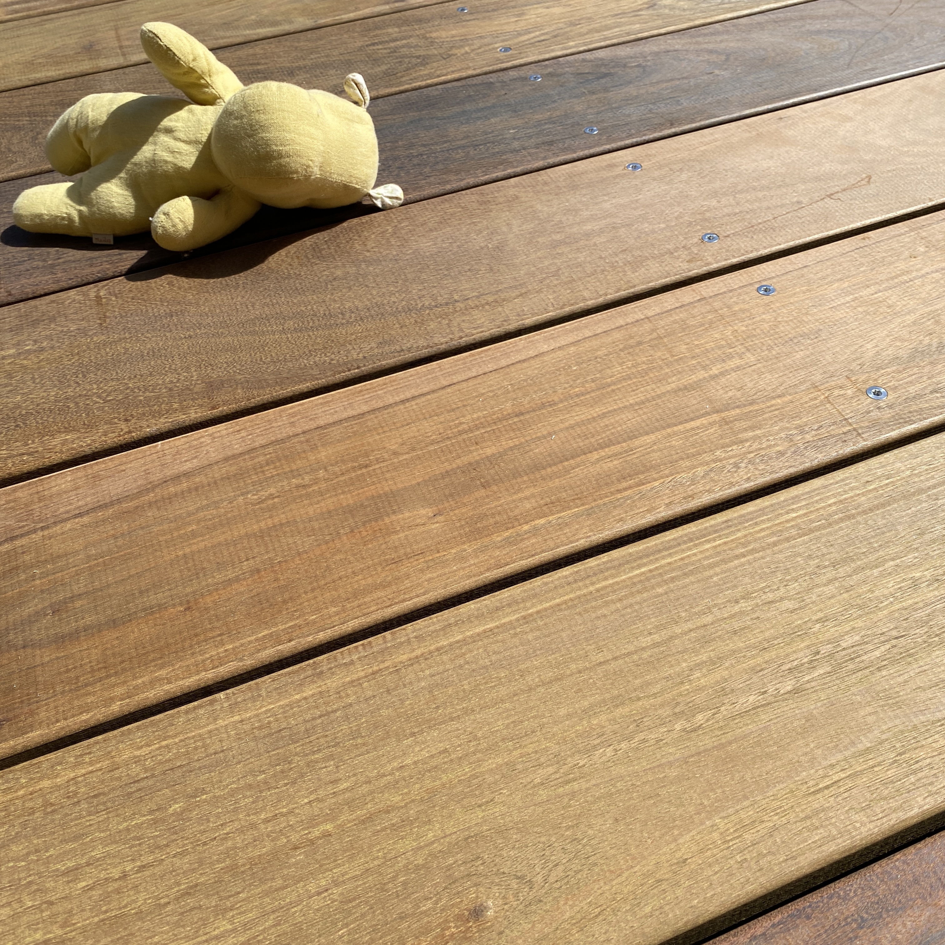 Lames de terrasse en bois exotique posées sur lambourdes