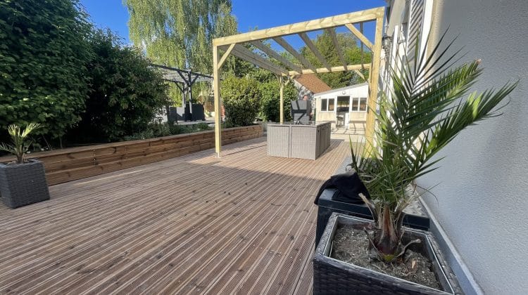 Spa ou jacuzzi sur une terrasse en bois : ce qu’il faut savoir