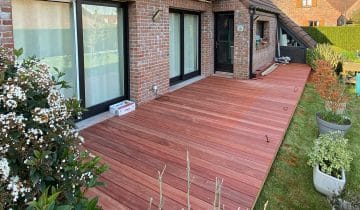 Entretien express : garder sa terrasse en bois propre en été