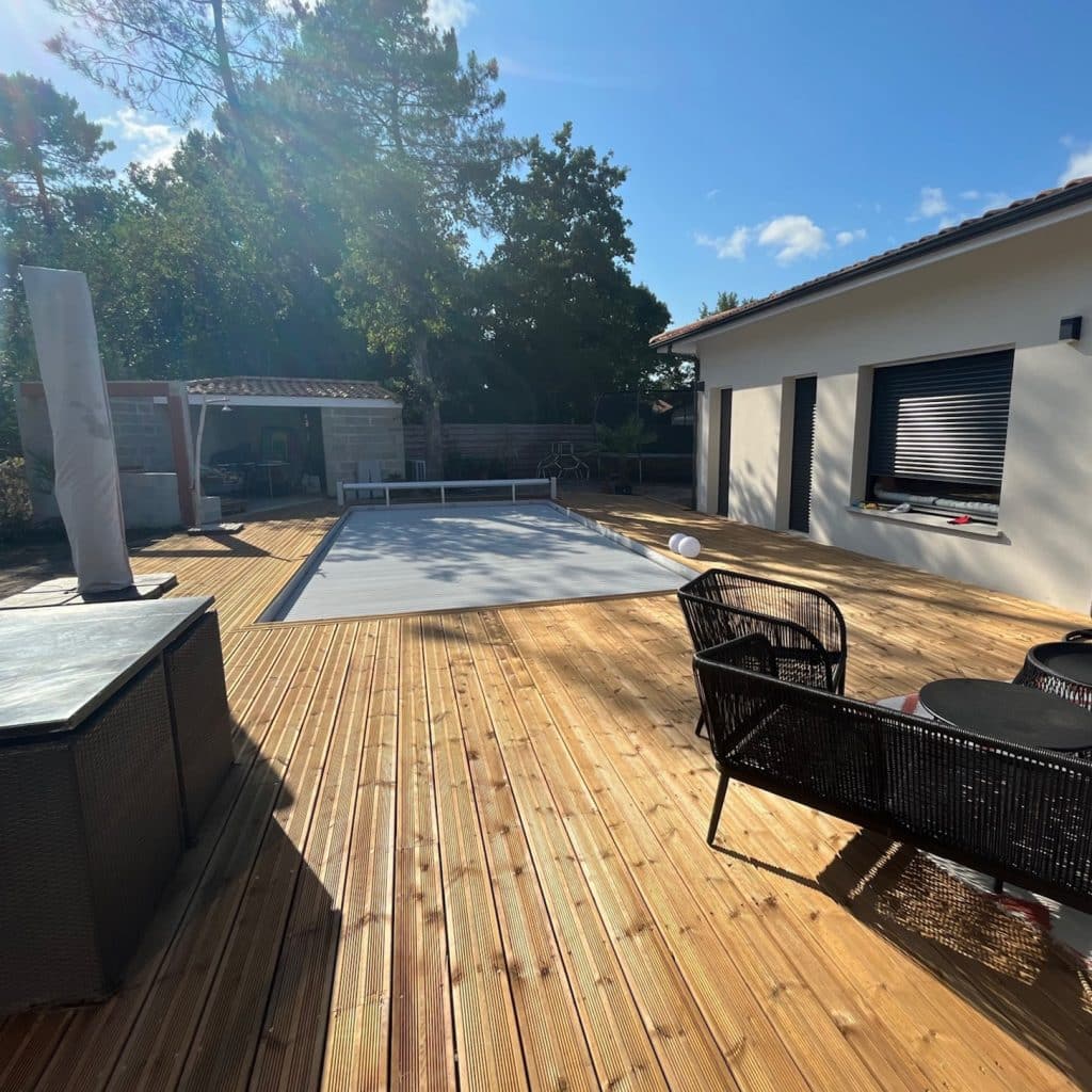 Terrasse en bois, aménager, été, pin autoclave marron