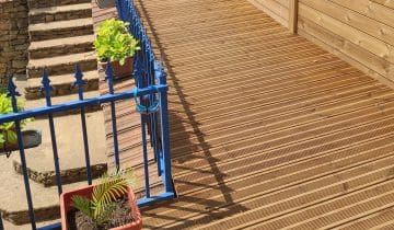 La terrasse en bois peut-elle être installée sur un balcon?
