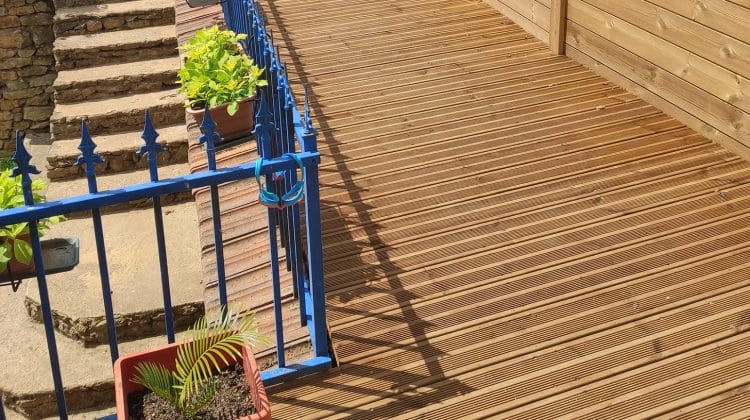 La terrasse en bois peut-elle être installée sur un balcon?