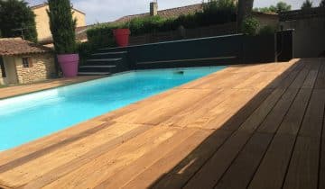 Une terrasse en bois peut-elle être installée autour d’une piscine?