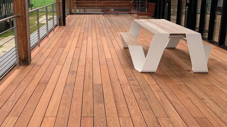Comment entretenir une terrasse en bois après l’hiver ?