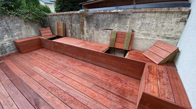 Intégrer des bancs et des assises en bois sur sa terrasse