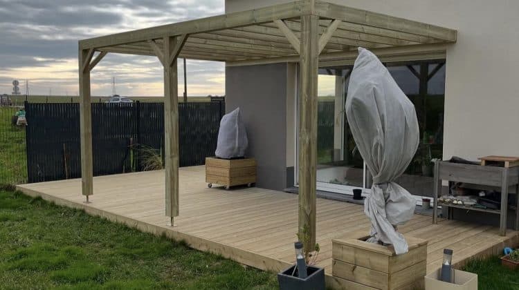Rafraîchir naturellement une terrasse en bois exposée au soleil