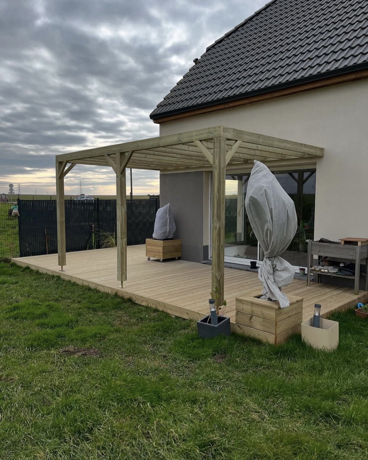 Terrasse et pergola en bois, rafraîchir grâce à une pergola en bois