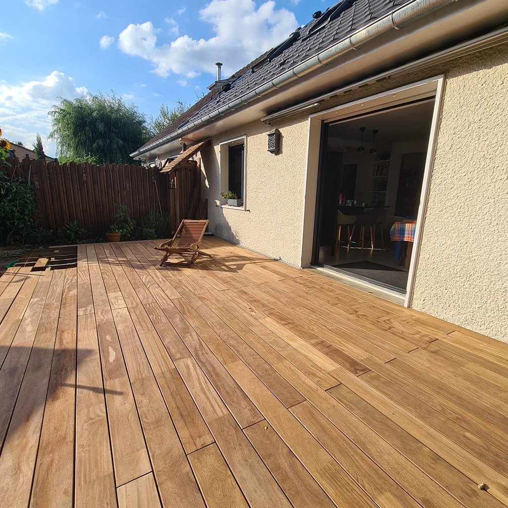 Terrasse bois cumaru en cours de patine grise — exotique durabilité naturelle classe 4 — réalisation client TerrasseEnBois