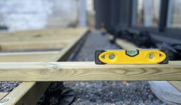 Que mettre sous une terrasse en bois ?