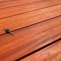 terrasse bois en Padouk avec un foret